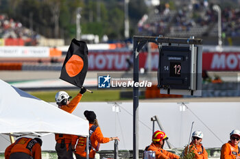 2023-11-26 - Black Falg with Orange disc for Vinales Maverick SPA Aprilia Racing Aprilia warm up - 2023 MOTOGP GRAND PRIX OF SPAIN - GRAN PREMIO MOTUL DE LA COMUNITAT VALENCIANA - WARM UP  - MOTOGP - MOTORS