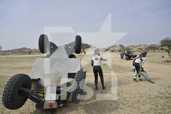 2023-01-01 - 323 MARTI Merci (spa), BAKKER Lisette (nld), X-Raid Yamaha Supported Team, Yamaha, SSV, crash, accident, during the Stage 1 of the Dakar 2023 around Sea Camp, on January 1st, 2023 near Yanbu, Saudi Arabia - AUTO - DAKAR 2023 - STAGE 1 - RALLY - MOTORS