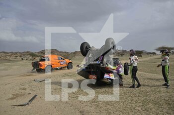 2023-01-01 - 323 MARTI Merci (spa), BAKKER Lisette (nld), X-Raid Yamaha Supported Team, Yamaha, SSV, crash, accident, during the Stage 1 of the Dakar 2023 around Sea Camp, on January 1st, 2023 near Yanbu, Saudi Arabia - AUTO - DAKAR 2023 - STAGE 1 - RALLY - MOTORS
