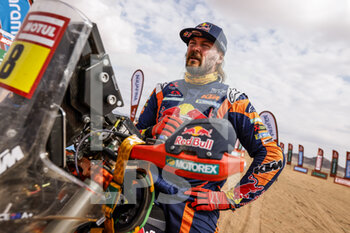 2023-01-02 - PRICE Toby (aus), Red Bull KTM Factory Racing, KTM, Moto, FIM W2RC, portrait during the Stage 2 of the Dakar 2023 between Sea Camp and Al-'Ula, on January 2nd, 2023 in Al-'Ula, Saudi Arabia - AUTO - DAKAR 2023 - STAGE 2 - RALLY - MOTORS