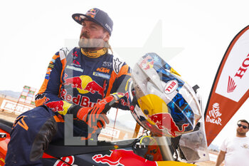 2023-01-02 - PRICE Toby (aus), Red Bull KTM Factory Racing, KTM, Moto, FIM W2RC, portrait during the Stage 2 of the Dakar 2023 between Sea Camp and Al-'Ula, on January 2nd, 2023 in Al-'Ula, Saudi Arabia - AUTO - DAKAR 2023 - STAGE 2 - RALLY - MOTORS