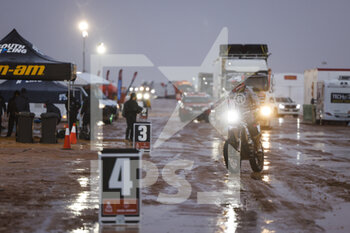 2023-01-03 - 137 TROQUIER Mathieu (fra), Nomade Racing, KTM, Moto, action, illustration, bivouac, rain during the Stage 3 of the Dakar 2023 between Al-'Ula and Haïl, on January 3rd, 2023 in Haïl, Saudi Arabia - AUTO - DAKAR 2023 - STAGE 3 - RALLY - MOTORS