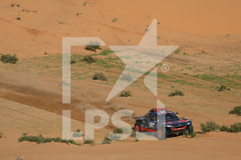 2023-01-06 - 207 SAINZ Carlos (spa), CRUZ Lucas (spa), Team Audi Sport, Audi RS Q e-tron E2, Auto, action during the Stage 6 of the Dakar 2023 between Haïl and Riyadh, on January 6th, 2023 in Haïl, Saudi Arabia - AUTO - DAKAR 2023 - STAGE 6 - RALLY - MOTORS