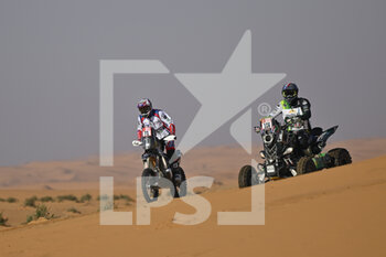 2023-01-06 - 71 AL SHATTI Abdullah (kwt), MX Ride Dubai, KTM, Moto, action 166 ENRICO Giovanni (che), Enrico Racing Team, Yamaha, Quad, action during the Stage 6 of the Dakar 2023 between Haïl and Riyadh, on January 6th, 2023 in Haïl, Saudi Arabia - AUTO - DAKAR 2023 - STAGE 6 - RALLY - MOTORS