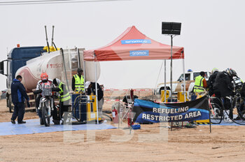 2023-01-07 - Refueling illustration during the Stage 7 of the Dakar 2023 around Al Duwadimi, on January 7th, 2023 in Al Duwadimi, Saudi Arabia - AUTO - DAKAR 2023 - STAGE 7 - RALLY - MOTORS