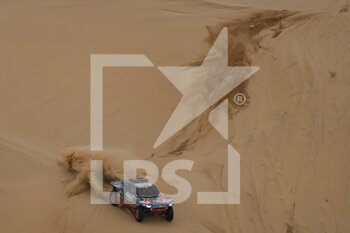 2023-01-08 - 207 SAINZ Carlos (spa), CRUZ Lucas (spa), Team Audi Sport, Audi RS Q e-tron E2, Auto, action during the Stage 8 of the Dakar 2023 between Al Duwadimi and Riyadh, on January 8th, 2023 in Riyadh, Saudi Arabia - AUTO - DAKAR 2023 - STAGE 8 - RALLY - MOTORS