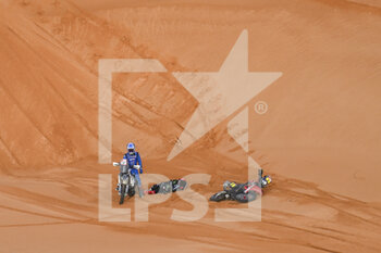 2023-01-10 - 17 DUMONTIER Romain (fra), Team Dumontier Racing, Husqvarna, Moto, FIM W2RC, Motul, waiting around BARREDA Joan (spa), Monster Energy JB Team, Moto, Motul, portrait who is injured during the Stage 9 of the Dakar 2023 between Riyadh and Haradh, on January 10th, 2023 in Haradh, Saudi Arabia - AUTO - DAKAR 2023 - STAGE 9 - RALLY - MOTORS