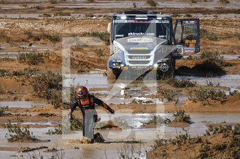2023-01-10 - MACIK Martin (cze), MM Technology, Iveco, Trucks, FIA W2RC, stuck in the mud during the Stage 9 of the Dakar 2023 between Riyadh and Haradh, on January 10th, 2023 in Haradh, Saudi Arabia - AUTO - DAKAR 2023 - STAGE 9 - RALLY - MOTORS