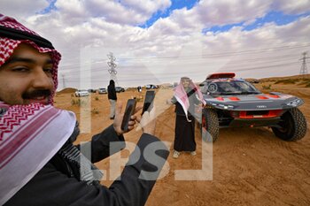 2023-01-10 - SAINZ Carlos (spa), Team Audi Sport, Audi RS Q e-tron E2, Auto, portrait ambiance fans during the Stage 9 of the Dakar 2023 between Riyadh and Haradh, on January 10th, 2023 in Haradh, Saudi Arabia - AUTO - DAKAR 2023 - STAGE 9 - RALLY - MOTORS