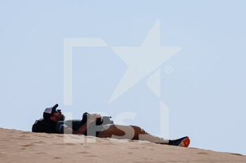 2023-01-11 - Bastien Roux having a nap during the Stage 10 of the Dakar 2023 between Haradh and Shaybah, on January 11, 2023 in Shaybah, Saudi Arabia - AUTO - DAKAR 2023 - STAGE 10 - RALLY - MOTORS