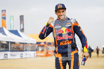 2023-01-14 - BENAVIDES Kevin (arg), Red Bull KTM Factory Racing, KTM, Moto, FIM W2RC, portrait during the Stage 13 of the Dakar 2023 between Shaybah and Al-Hofuf, on January 14, 2023 in Al-Hofuf, Saudi Arabia - AUTO - DAKAR 2023 - STAGE 13 - RALLY - MOTORS