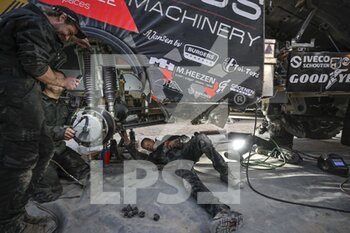 2023-01-14 - Ives service during the Stage 13 of the Dakar 2023 between Shaybah and Al-Hofuf, on January 14, 2023 in Al-Hofuf, Saudi Arabia - AUTO - DAKAR 2023 - STAGE 13 - RALLY - MOTORS