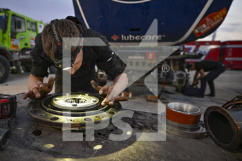2023-01-14 - Iveco service during the Stage 13 of the Dakar 2023 between Shaybah and Al-Hofuf, on January 14, 2023 in Al-Hofuf, Saudi Arabia - AUTO - DAKAR 2023 - STAGE 13 - RALLY - MOTORS