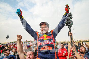 15/01/2023 - BENAVIDES Kevin (arg), Red Bull KTM Factory Racing, KTM, Moto, FIM W2RC, portrait celebrating victory during the Stage 14 of the Dakar 2023 between Al-Hofuf and Damman, on January 15, 2023 in Damman, Saudi Arabia - AUTO - DAKAR 2023 - STAGE 14 - RALLY - MOTORI