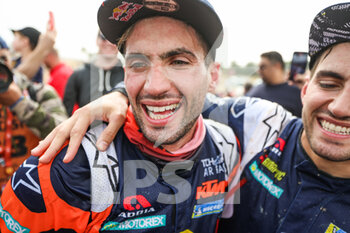 15/01/2023 - BENAVIDES Kevin (arg), Red Bull KTM Factory Racing, KTM, Moto, FIM W2RC, portrait celebrating victory with his brother BENAVIDES Luciano (arg), Husqvarna Factory Racing, Husqvarna, Moto, FIM W2RC, during the Stage 14 of the Dakar 2023 between Al-Hofuf and Damman, on January 15, 2023 in Damman, Saudi Arabia - AUTO - DAKAR 2023 - STAGE 14 - RALLY - MOTORI