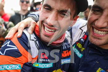 15/01/2023 - BENAVIDES Kevin (arg), Red Bull KTM Factory Racing, KTM, Moto, FIM W2RC, portrait celebrating victory with his brother BENAVIDES Luciano (arg), Husqvarna Factory Racing, Husqvarna, Moto, FIM W2RC, during the Stage 14 of the Dakar 2023 between Al-Hofuf and Damman, on January 15, 2023 in Damman, Saudi Arabia - AUTO - DAKAR 2023 - STAGE 14 - RALLY - MOTORI