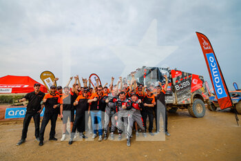 15/01/2023 - 502 VAN KASTEREN Janus (nld), RODEWALD Darek (pol), SNIJDERS Marcel (nld), BOSS Machinery Team de Rooy, Iveco, Trucks, celebrating victory with the team during the Stage 14 of the Dakar 2023 between Al-Hofuf and Damman, on January 15, 2023 in Damman, Saudi Arabia - AUTO - DAKAR 2023 - STAGE 14 - RALLY - MOTORI