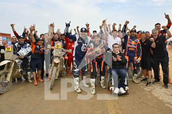 15/01/2023 - BENAVIDES Kevin (arg), Red Bull KTM Factory Racing, KTM, Moto, FIM W2RC, portrait, arrival, winner with PRICE Toby (aus), Red Bull KTM Factory Racing, KTM, Moto, FIM W2RC, HOWES Skyler (usa), Husqvarna Factory Racing, Husqvarna, Moto, FIM W2RC and BENAVIDES Luciano (arg), Husqvarna Factory Racing, Husqvarna, Moto, FIM W2RC with Beirer Pit and all the KTM and Husqvarna team, celebrating the win and full podium during the Stage 14 of the Dakar 2023 between Al-Hofuf and Damman, on January 15, 2023 in Damman, Saudi Arabia - AUTO - DAKAR 2023 - STAGE 14 - RALLY - MOTORI
