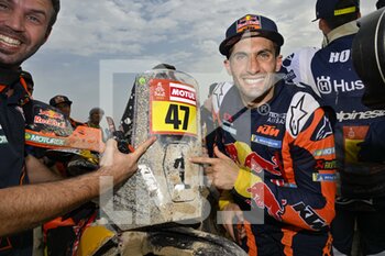 15/01/2023 - BENAVIDES Kevin (arg), Red Bull KTM Factory Racing, KTM, Moto, FIM W2RC, portrait, arrival, winner during the Stage 14 of the Dakar 2023 between Al-Hofuf and Damman, on January 15, 2023 in Damman, Saudi Arabia - AUTO - DAKAR 2023 - STAGE 14 - RALLY - MOTORI
