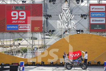 2023-01-15 - VEGA Javi (spa), Pont Grup Yamaha, Yamaha, Moto, Original by Motul, Motul, portrait during the Podium Finish of the Dakar 2023 in Damman, on January 15, 2023 in Damman, Saudi Arabia - AUTO - DAKAR 2023 - PODIUM FINISH - RALLY - MOTORS