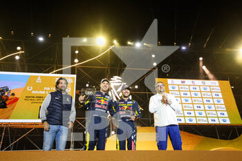 2023-01-15 - 303 JONES Austin (usa), GUGELMIN Gustavo (bra), Red Bull Can-Am Factory Racing, Can-Am, SSV, FIA W2RC, Motul, podium during the Podium Finish of the Dakar 2023 in Damman, on January 15, 2023 in Damman, Saudi Arabia - AUTO - DAKAR 2023 - PODIUM FINISH - RALLY - MOTORS
