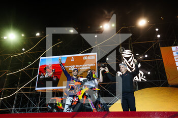 2023-01-15 - BENAVIDES Kevin (arg), Red Bull KTM Factory Racing, KTM, Moto, FIM W2RC, portrait podium during the Podium Finish of the Dakar 2023 in Damman, on January 15, 2023 in Damman, Saudi Arabia - AUTO - DAKAR 2023 - PODIUM FINISH - RALLY - MOTORS