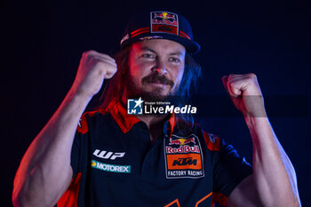 2023-10-12 - PRICE Toby (aus), Red Bull KTM Factory Racing, KTM 450 Rally Factory, FIM W2RC, portrait during the Administrative checks and Scrutineering of the Rallye du Maroc 2023, from October 11 to 12, 2023 in Agadir, Morocco - AUTO - RALLYE DU MAROC 2023 - RALLY - MOTORS