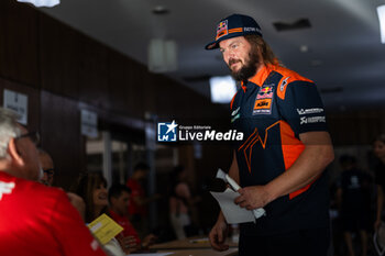 2023-10-12 - PRICE Toby (aus), Red Bull KTM Factory Racing, KTM 450 Rally Factory, FIM W2RC, portrait during the Administrative checks and Scrutineering of the Rallye du Maroc 2023, from October 11 to 12, 2023 in Agadir, Morocco - AUTO - RALLYE DU MAROC 2023 - RALLY - MOTORS
