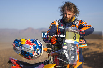 2023-10-14 - PRICE Toby (aus), Red Bull KTM Factory Racing, KTM 450 Rally Factory, FIM W2RC, portrait during the Stage 1 of the Rallye du Maroc 2023, on October 14, 2023 between Agadir and Zagora, Morocco - AUTO - RALLYE DU MAROC 2023 - RALLY - MOTORS