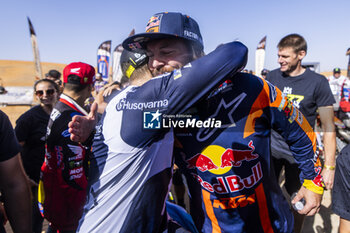 2023-10-18 - PRICE Toby (aus), Red Bull KTM Factory Racing, KTM 450 Rally Factory, FIM W2RC, BENAVIDES Luciano (arg), Husqvarna Factory Racing, Husqvarna 450 Rally Factory, FIM W2RC, portrait during the Stage 5 of the Rallye du Maroc 2023, on October 18, 2023 around Merzouga, Morocco - AUTO - RALLYE DU MAROC 2023 - RALLY - MOTORS