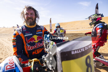2023-10-18 - PRICE Toby (aus), Red Bull KTM Factory Racing, KTM 450 Rally Factory, FIM W2RC, portrait during the Stage 5 of the Rallye du Maroc 2023, on October 18, 2023 around Merzouga, Morocco - AUTO - RALLYE DU MAROC 2023 - RALLY - MOTORS