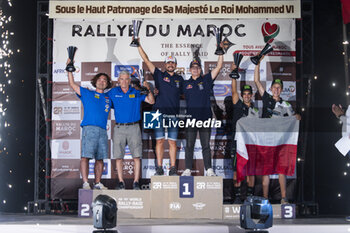 2023-10-18 - 400 UMEDA Shinsuke (jpn), DOMINELLA Maurizio (ita), Xtreme Plus - CST - Polaris, Polaris RZR Pro R Sport, FIA W2RC, BACIUSKA Rokas (ltu), VIDAL MONTIJANO Oriol (spa), Red Bull Can-Am Factory Team, GOCZAL Eryk (pol), MENA Oriol (spa), Energylandia Rally Team, MCE-5 T3M, portrait during the Prize giving ceremony of the Rallye du Maroc 2023, on October 18, 2023 around Merzouga, Morocco - AUTO - RALLYE DU MAROC 2023 - RALLY - MOTORS