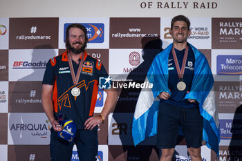 2023-10-18 - PRICE Toby (aus), Red Bull KTM Factory Racing, KTM 450 Rally Factory, FIM W2RC, BENAVIDES Luciano (arg), Husqvarna Factory Racing, Husqvarna 450 Rally Factory, FIM W2RC, portrait during the Prize giving ceremony of the Rallye du Maroc 2023, on October 18, 2023 around Merzouga, Morocco - AUTO - RALLYE DU MAROC 2023 - RALLY - MOTORS