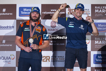 2023-10-18 - PRICE Toby (aus), Red Bull KTM Factory Racing, KTM 450 Rally Factory, FIM W2RC, BENAVIDES Luciano (arg), Husqvarna Factory Racing, Husqvarna 450 Rally Factory, FIM W2RC, portrait during the Prize giving ceremony of the Rallye du Maroc 2023, on October 18, 2023 around Merzouga, Morocco - AUTO - RALLYE DU MAROC 2023 - RALLY - MOTORS