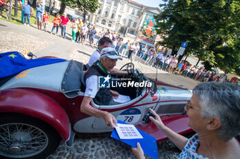 2023-06-17 - 1000Miglia passage from Bergamo, sport councelor Loredana Poli applies the stamps on the papers - 1000 MILES 2023 - DAY5 - HISTORIC - MOTORS