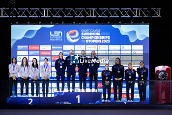 2023-12-05 - Team of Sweden, Team of Italy and Team of Great Britain during the prize giving ceremony for Women´s 4x50m Freestyle at the LEN Short Course European Championships 2023 on December 5, 2023 in Otopeni, Romania - SWIMMING - LEN SHORT COURSE EUROPEAN CHAMPIONSHIPS 2023 - SWIMMING - SWIMMING