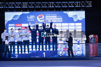 2023-12-05 - Team of Great Britain, Team of Italy and Team of Greece during the prize giving ceremony for Men´s 4x50m Freestyle at the LEN Short Course European Championships 2023 on December 5, 2023 in Otopeni, Romania - SWIMMING - LEN SHORT COURSE EUROPEAN CHAMPIONSHIPS 2023 - SWIMMING - SWIMMING