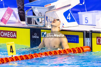 2023-12-06 - Tomac Mewen of France celebrating the win during Men’s 50m Backstroke Final at the LEN Short Course European Championships 2023 on December 6, 2023 in Otopeni, Romania - SWIMMING - LEN SHORT COURSE EUROPEAN CHAMPIONSHIPS 2023 - DAY 2 - SWIMMING - SWIMMING