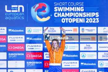 2023-12-08 - Toussaint Kira of the Netherlands during the podium ceremony for Women’s 50m Backstroke at the LEN Short Course European Championships 2023 on December 8, 2023 in Otopeni, Romania - SWIMMING - LEN SHORT COURSE EUROPEAN CHAMPIONSHIPS 2023 - DAY 4 - SWIMMING - SWIMMING