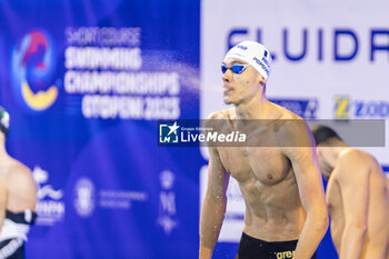 2023-12-08 - David Popvici of Romania preparing for Men’s 200m Freestyle Semifinal 2 at the LEN Short Course European Championships 2023 on December 8, 2023 in Otopeni, Romania - SWIMMING - LEN SHORT COURSE EUROPEAN CHAMPIONSHIPS 2023 - DAY 4 - SWIMMING - SWIMMING