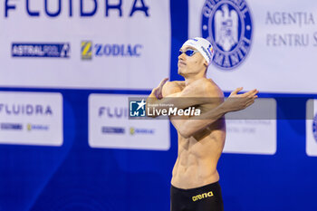 2023-12-08 - David Popvici of Romania preparing for Men’s 200m Freestyle Semifinal 2 at the LEN Short Course European Championships 2023 on December 8, 2023 in Otopeni, Romania - SWIMMING - LEN SHORT COURSE EUROPEAN CHAMPIONSHIPS 2023 - DAY 4 - SWIMMING - SWIMMING