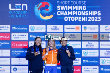 2023-12-09 - Toussaint Kira of the Netherlands, Harris Medi of Great Britain and Moluh Mary-Ambre of France during the podium ceremony for Women’s 100m Backstroke at the LEN Short Course European Championships 2023 on December 9, 2023 in Otopeni, Romania - SWIMMING - LEN SHORT COURSE EUROPEAN CHAMPIONSHIPS 2023 - DAY 5 - SWIMMING - SWIMMING
