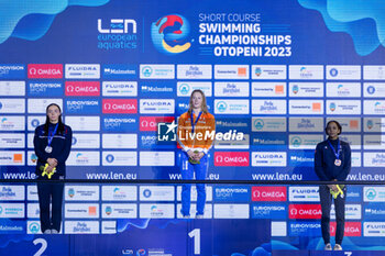 2023-12-09 - Toussaint Kira of the Netherlands, Harris Medi of Great Britain and Moluh Mary-Ambre of France during the podium ceremony for Women’s 100m Backstroke at the LEN Short Course European Championships 2023 on December 9, 2023 in Otopeni, Romania - SWIMMING - LEN SHORT COURSE EUROPEAN CHAMPIONSHIPS 2023 - DAY 5 - SWIMMING - SWIMMING