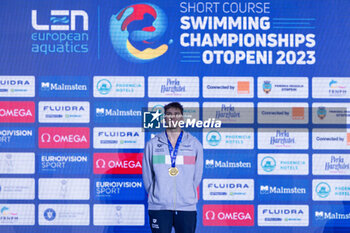 2023-12-10 - Tomac Mewen of France during the podium ceremony for Men’s 200m Backstroke at the LEN Short Course European Championships 2023 on December 10, 2023 in Otopeni, Romania - SWIMMING - LEN SHORT COURSE EUROPEAN CHAMPIONSHIPS 2023 - DAY 6 - SWIMMING - SWIMMING
