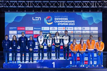 10/12/2023 - Mora Lorenzo, Martinenghi Nicolo, di Pietro Silvia and Nocentini Jasmine of Italy, Grousset Maxime, Manaudou Florent, Bonnet Charlotte and Gastaldello Beryl of France, Toussaint Kira, Corbeau Caspar, Giele Tessa and Simons Knezo of the Netherlands during the podium ceremony for Mixed 4x50m Medley Relay at the LEN Short Course European Championships 2023 on December 10, 2023 in Otopeni, Romania - SWIMMING - LEN SHORT COURSE EUROPEAN CHAMPIONSHIPS 2023 - DAY 6 - NUOTO - NUOTO