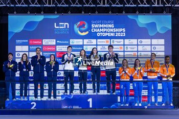 2023-12-10 - Mora Lorenzo, Martinenghi Nicolo, di Pietro Silvia and Nocentini Jasmine of Italy, Grousset Maxime, Manaudou Florent, Bonnet Charlotte and Gastaldello Beryl of France, Toussaint Kira, Corbeau Caspar, Giele Tessa and Simons Knezo of the Netherlands during the podium ceremony for Mixed 4x50m Medley Relay at the LEN Short Course European Championships 2023 on December 10, 2023 in Otopeni, Romania - SWIMMING - LEN SHORT COURSE EUROPEAN CHAMPIONSHIPS 2023 - DAY 6 - SWIMMING - SWIMMING