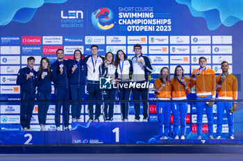 2023-12-10 - Mora Lorenzo, Martinenghi Nicolo, di Pietro Silvia and Nocentini Jasmine of Italy, Grousset Maxime, Manaudou Florent, Bonnet Charlotte and Gastaldello Beryl of France, Toussaint Kira, Corbeau Caspar, Giele Tessa and Simons Knezo of the Netherlands during the podium ceremony for Mixed 4x50m Medley Relay at the LEN Short Course European Championships 2023 on December 10, 2023 in Otopeni, Romania - SWIMMING - LEN SHORT COURSE EUROPEAN CHAMPIONSHIPS 2023 - DAY 6 - SWIMMING - SWIMMING