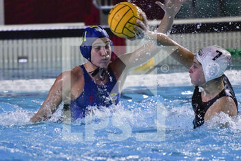 2023-01-28 - Roberta Bianconi of Rapallo and Domitilla Picozzi of SIS Roma during SIS Roma vs Rapallo match of Italian water polo female national championship Serie A1 on January 28, 2023 at ASD Babel in Rome, Italy - SIS ROMA VS RAPALLO PALLANUOTO - SERIE A1 WOMEN - WATERPOLO