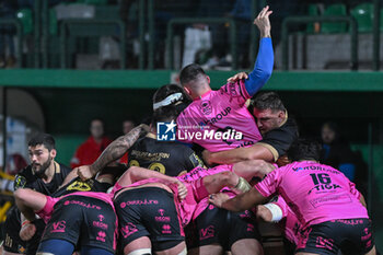 2023-12-16 - Scrum during the EPCR CHALLENGE CUP match between Benetton Rugby and USAP Perpignan on 16 December 2023 at Stadio Monigo in Treviso, Italy - BENETTON RUGBY VS USAP - CHALLENGE CUP - RUGBY
