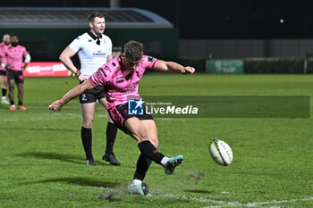 2023-12-16 - Flying kick during the EPCR CHALLENGE CUP match between Benetton Rugby and USAP Perpignan on 16 December 2023 at Stadio Monigo in Treviso, Italy - BENETTON RUGBY VS USAP - CHALLENGE CUP - RUGBY